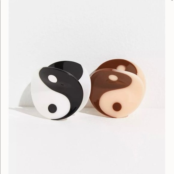 Free People Accessories - NWT Brown Cream Yin Yang Claw Round